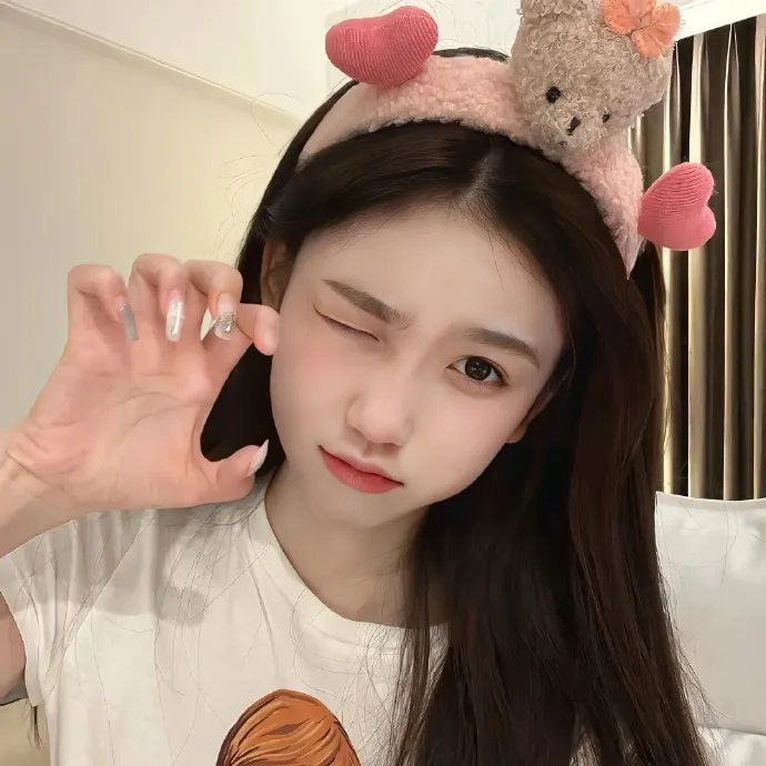 港台老牌艺人与前任深夜同框，评论区沦陷，一夜之间持续发酵